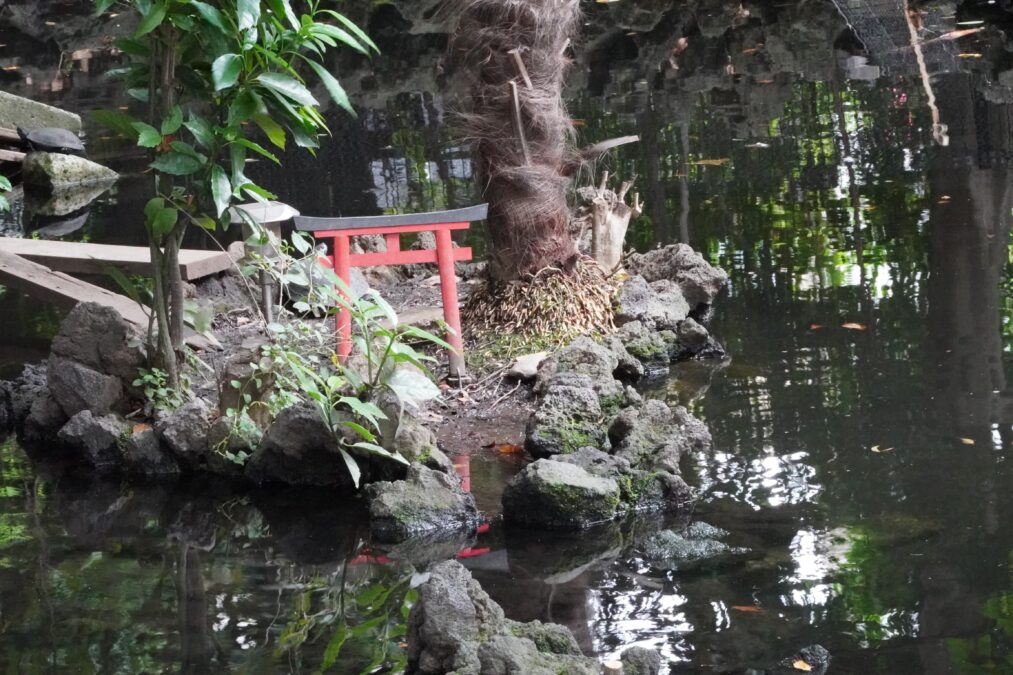 世田谷八幡宮 末社 厳島神社 池に浮かぶ鳥居