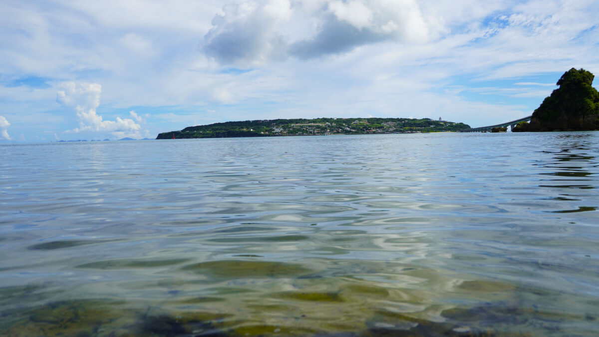 屋我地島から撮影した海越しに見える古宇利島