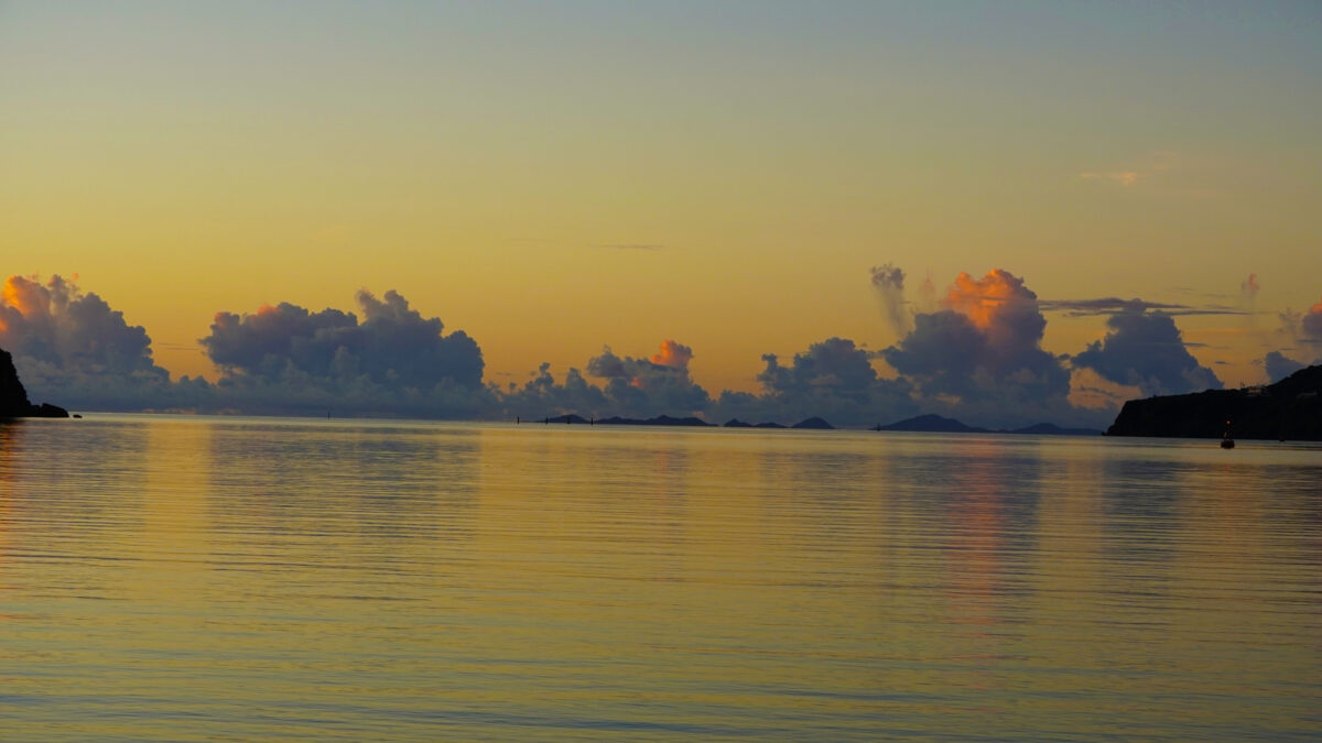 屋我地島から撮影した夕陽が反射する雲