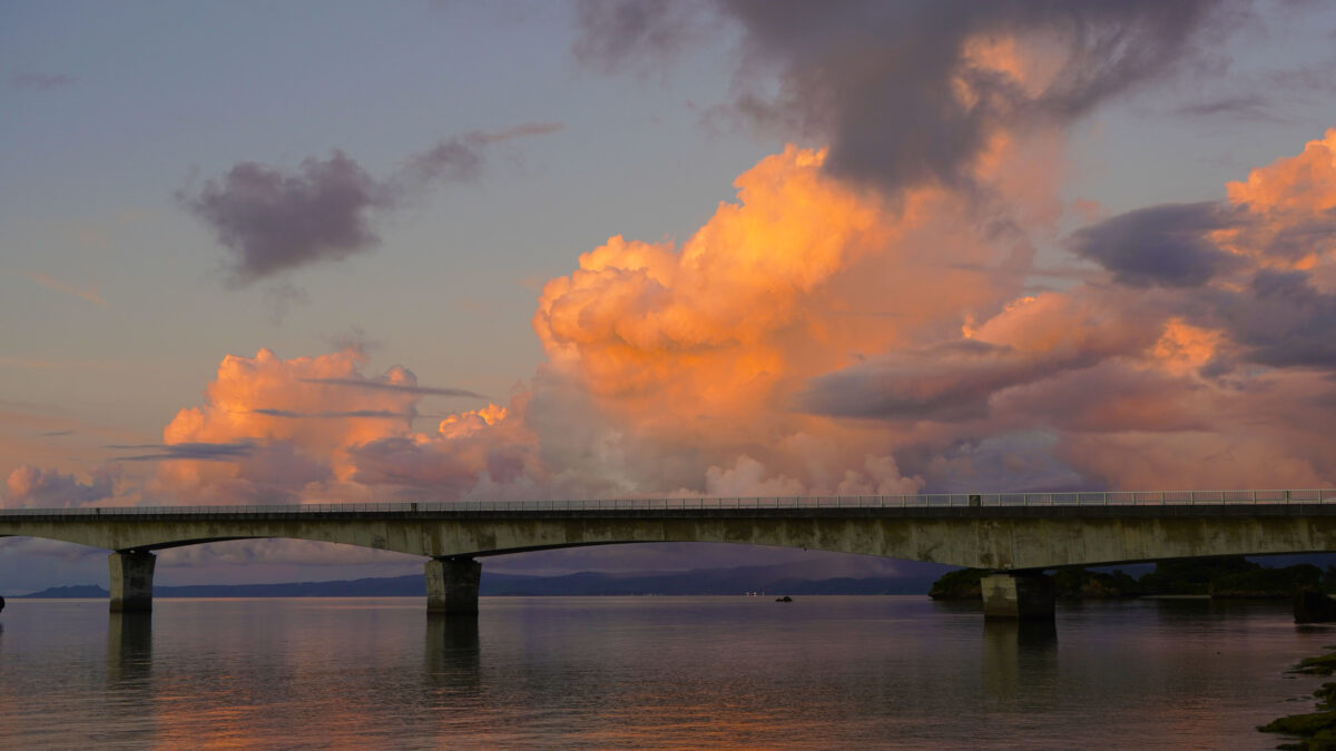 屋我地島から撮影した古宇利大橋と夕日