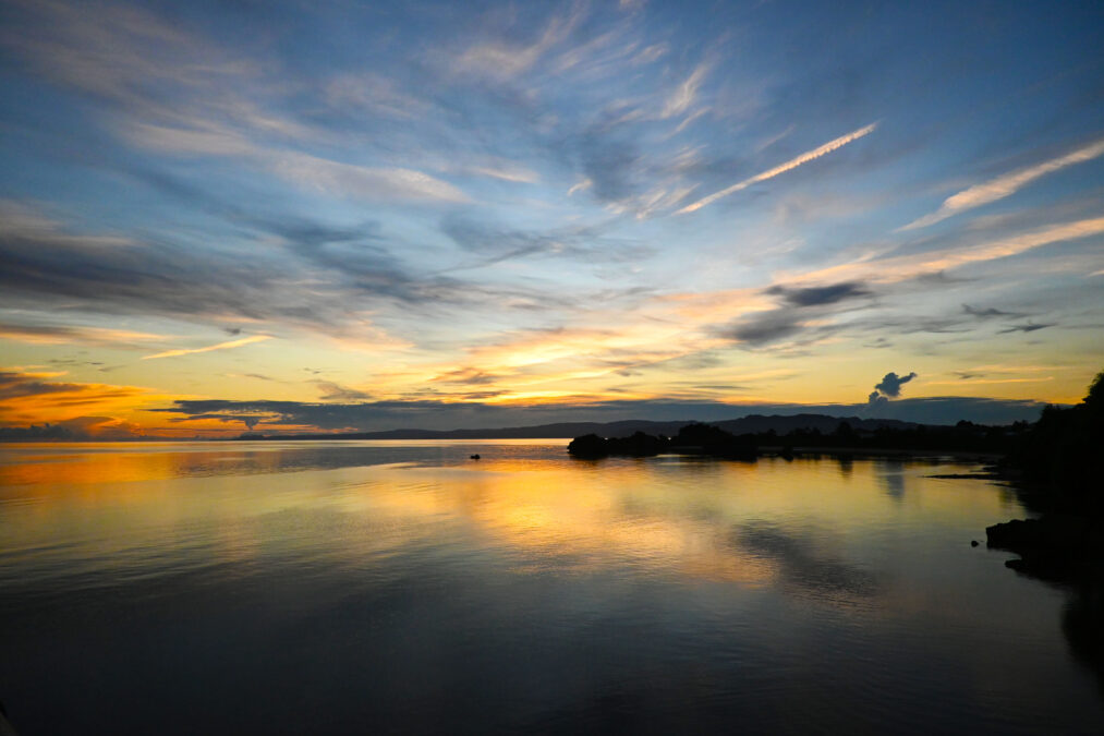 屋我地島から撮影した朝日が反射した海