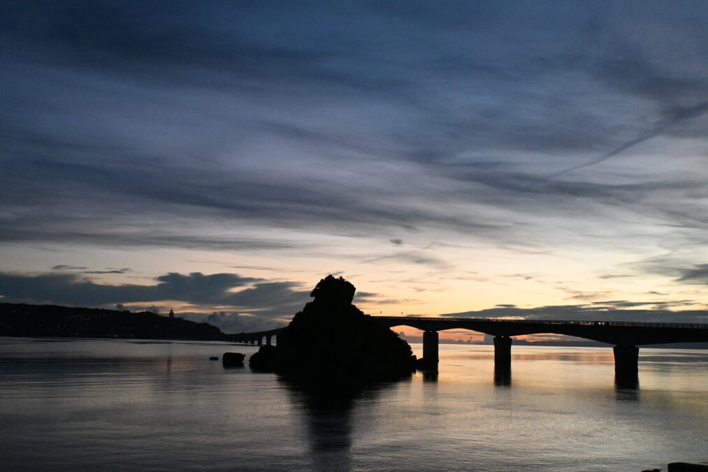 夕暮れに屋我地島から撮影したとカエル島と古宇利大橋