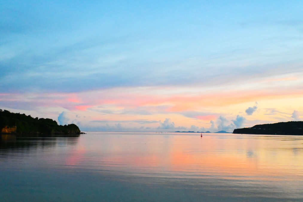 屋我地島から撮影した朝日が反射した海